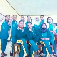 Kepada Wolipop, Fithry mengaku jika mengedit video TikTok tersebut pada 8 Oktober 2021 karena iseng semata. Menurut Fithry, Anisa adalah sahabatnya sejak masuk SMA. Menjadi teman sekelasnya, Anisa dilihatnya sebagai sosok yang pendiam, sopan dan baik. Hingga kini video kisah teman sekelas menjadi ibu yang diunggah Fithry tersebut sudah ditonton lebih dari 1,3 juta kali. Netizen membanjiri unggahan video TikTok itu dengan beragam komentar. Ada lebih dari 46 ribu komentar di unggahan tersebut. Foto: Dok. pribadi Fitriani Yuda.