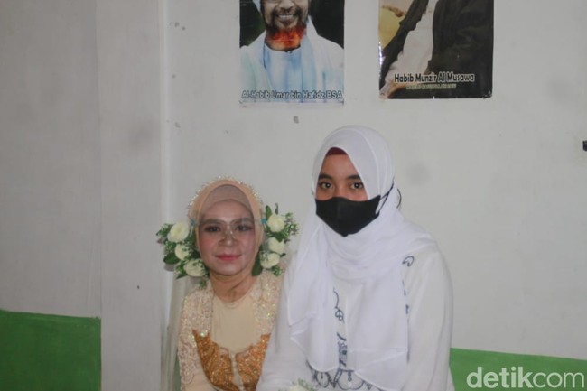 Kini setelah pernikahan tersebut, Anisa dan Fithry tinggal di rumah yang sama. Dalam kesehariannya, mereka kompak menjaga kios. Sedangkan ayahnya bekerja di proyek. Lantas bagaimana Fithry memanggil Anisa yang dulunya adalah teman sekelasnya saat SMA? Fithry mengaku Anisa dipanggilnya dengan sebutan mama. Saya panggil mama kalau pas bapak ada. Tapi kadang lupa panggil namanya terus kalau lagi berdua pasti saling curhat seperti masih berteman, ucapnya sambil tertawa. Foto: Dok. pribadi Fitriani Yuda.