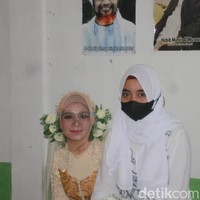 Kini setelah pernikahan tersebut, Anisa dan Fithry tinggal di rumah yang sama. Dalam kesehariannya, mereka kompak menjaga kios. Sedangkan ayahnya bekerja di proyek. Lantas bagaimana Fithry memanggil Anisa yang dulunya adalah teman sekelasnya saat SMA? Fithry mengaku Anisa dipanggilnya dengan sebutan mama. Saya panggil mama kalau pas bapak ada. Tapi kadang lupa panggil namanya terus kalau lagi berdua pasti saling curhat seperti masih berteman, ucapnya sambil tertawa. Foto: Dok. pribadi Fitriani Yuda.