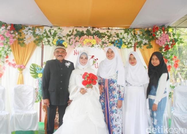 Ayah Fithry dan Anisa memutuskan untuk mengadakan acara lamaran pada 27 Mei 2021. Dan prosesi akad nikah mereka berlangsung pada 28 Agustus 2021. Fithry pun menegaskan jika sang ayah dan Anisa menikah secara resmi. Menikahnya resmi, tapi nikahnya di luar tidak di kantor KUA. Petugas KUA yang datang ke rumah gitu, kata Fithry. Foto: Dok. pribadi Fitriani Yuda.