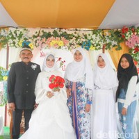 Ayah Fithry dan Anisa memutuskan untuk mengadakan acara lamaran pada 27 Mei 2021. Dan prosesi akad nikah mereka berlangsung pada 28 Agustus 2021. Fithry pun menegaskan jika sang ayah dan Anisa menikah secara resmi. Menikahnya resmi, tapi nikahnya di luar tidak di kantor KUA. Petugas KUA yang datang ke rumah gitu, kata Fithry. Foto: Dok. pribadi Fitriani Yuda.