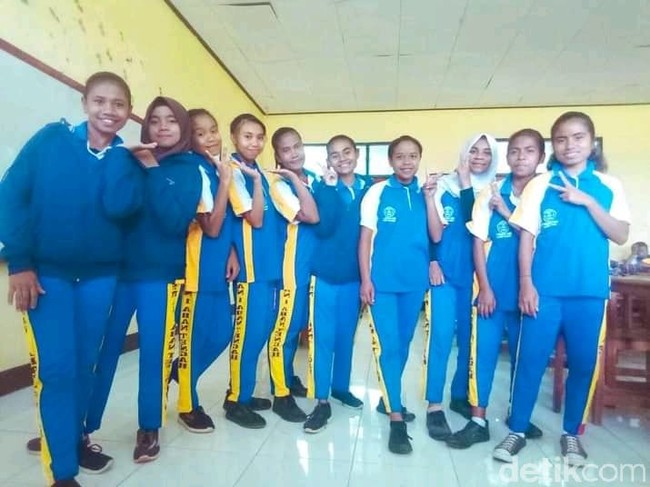 Teman seperjuangan jadi mama dalam rumah. Dia teman sekelas SMAku. Dan dia bapakku. 28 Agustus dia nikah. Akhirnya mereka sah menjadi suami istri. Dan pertemanan kami jadi seumur hidup, tulis akun TikTok @fiithryyyyy_22. Foto: Dok. pribadi Fitriani Yuda.