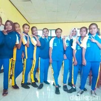 Teman seperjuangan jadi mama dalam rumah. Dia teman sekelas SMAku. Dan dia bapakku. 28 Agustus dia nikah. Akhirnya mereka sah menjadi suami istri. Dan pertemanan kami jadi seumur hidup, tulis akun TikTok @fiithryyyyy_22. Foto: Dok. pribadi Fitriani Yuda.