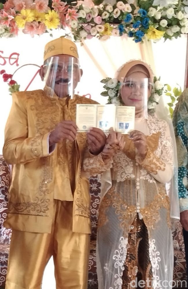 Sebagai bukti pernikahan ayahnya dengan teman sekelasnya adalah nyata alias bukan hoax, Fithry memperlihatkan kepada Wolipop momen pernikahan dua orang yang disayanginya itu. Dia juga memperlihatkan buku nikah sang ayah dan teman sekelasnya, Anisa. Fithry sendiri saat ini tinggal di Niki-Niki, Amanuban Tengah, Timor Tengah Selatan, Nusa Tenggara Timur. Foto: Dok. pribadi Fitriani Yuda.