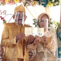 Sebagai bukti pernikahan ayahnya dengan teman sekelasnya adalah nyata alias bukan hoax, Fithry memperlihatkan kepada Wolipop momen pernikahan dua orang yang disayanginya itu. Dia juga memperlihatkan buku nikah sang ayah dan teman sekelasnya, Anisa. Fithry sendiri saat ini tinggal di Niki-Niki, Amanuban Tengah, Timor Tengah Selatan, Nusa Tenggara Timur. Foto: Dok. pribadi Fitriani Yuda.
