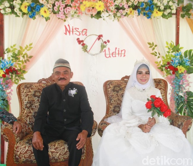 Setelah dia memberikan nomer telepon Anisa ke sang ayah, komunikasi di antara mereka pun terjalin. Setelah saling kontak selama satu minggu, ayahnya meminta Anisa untuk datang ke rumah. Namun Anisa menolak permintaan tersebut. Tapi dia menolak permintaan ayah saya. Jadi ayah saya menyuruh saya buat ngomong sama dia, minta dia datang ke rumah dan dia langsung mau datang ke rumah. Setelah datang dan langsung bertemu dengan ayah, ayah memintanya untuk pergi ke rumahnya dan dia mau ayah saya bertemu dengan orang tuanya, tuturnya panjang lebar.  Foto: Dok. pribadi Fitriani Yuda.