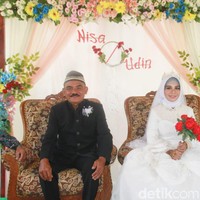 Setelah dia memberikan nomer telepon Anisa ke sang ayah, komunikasi di antara mereka pun terjalin. Setelah saling kontak selama satu minggu, ayahnya meminta Anisa untuk datang ke rumah. Namun Anisa menolak permintaan tersebut. Tapi dia menolak permintaan ayah saya. Jadi ayah saya menyuruh saya buat ngomong sama dia, minta dia datang ke rumah dan dia langsung mau datang ke rumah. Setelah datang dan langsung bertemu dengan ayah, ayah memintanya untuk pergi ke rumahnya dan dia mau ayah saya bertemu dengan orang tuanya, tuturnya panjang lebar.  Foto: Dok. pribadi Fitriani Yuda.