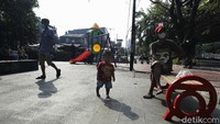 Bagi anak-anak, minggu pagi kerap dinanti untuk bermain. Tak heran sejumlah ruang terbuka di kawasan Bekasi tampak ramai didatangi oleh sejumlah anak.