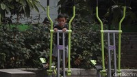 Seorang anak tengah bermain di taman bermain yang ada di Jalan KH Noer Ali, Kalimalang, Kota Bekasi, Minggu (17/10/2021).