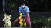 Sejumlah anak pun terpantau mengenakan masker saat bermain di taman bermain Jalan KH Noer Ali, Kalimalang, Kota Bekasi.