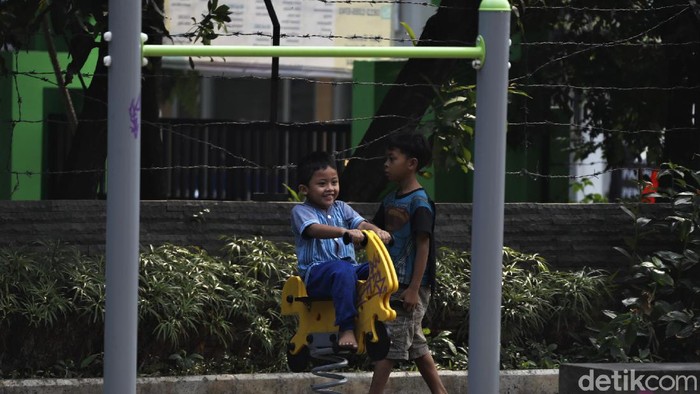 Akhir Pekan, Ruang Terbuka di Bekasi Ramai Didatangi Anak-anak Ruang terbuka di kawasan Bekasi tampak didatangi sejumlah anak di minggu pagi. Mereka datang untuk mengisi waktu di akhir pekan dengan bermain.