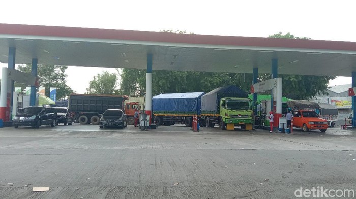 Antrean BBM jenis solar di SPBU jalan Pantura Kudus-Pati Desa Hadipolo Kecamatan Jekulo