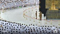 Hal ini setelah pemerintah Arab Saudi mulai melonggarkan protokol kesehatan covid-19 berupa jaga jarak mulai hari ini, Minggu (17/10). Tidak seperti biasanya, imam-imam sebelum salat kembali menyerukan makmum untuk merapatkan barisan.