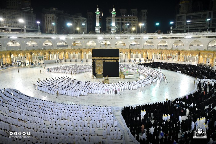 Pemerintah Arab Saudi mulai longgarkan prokes COVID-19 berupa jaga jarak. Kini jamaah di Masjidil Haram Makkah bisa melaksanakan salat dengan barisan yang rapat