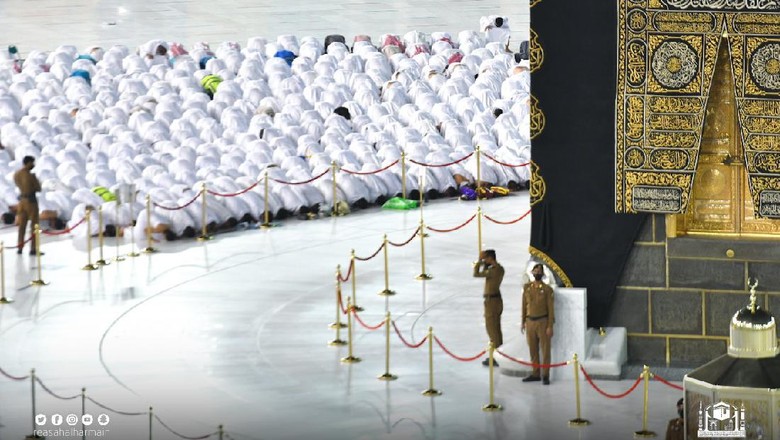 Arab Saudi Longgarkan Prokes, Salat di Masjidil Haram Bisa Rapat Lagi Pemerintah Arab Saudi mulai longgarkan prokes COVID-19 berupa jaga jarak. Kini jamaah di Masjidil Haram Makkah bisa melaksanakan salat dengan barisan yang rapat