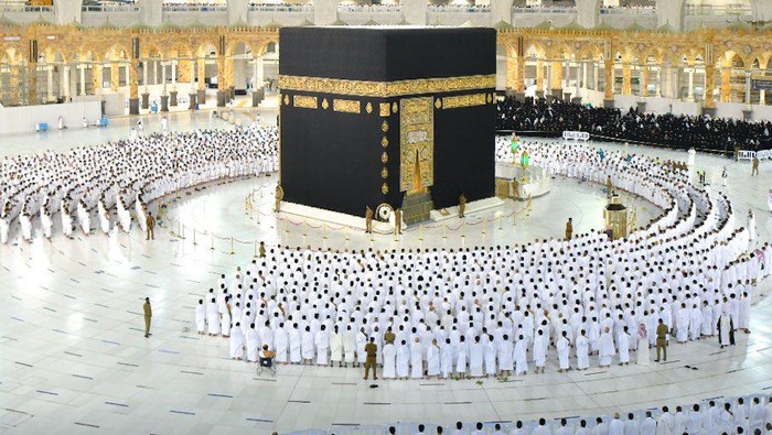Pemerintah Arab Saudi mulai longgarkan prokes COVID-19 berupa jaga jarak. Kini jamaah di Masjidil Haram Makkah bisa melaksanakan salat dengan barisan yang rapat