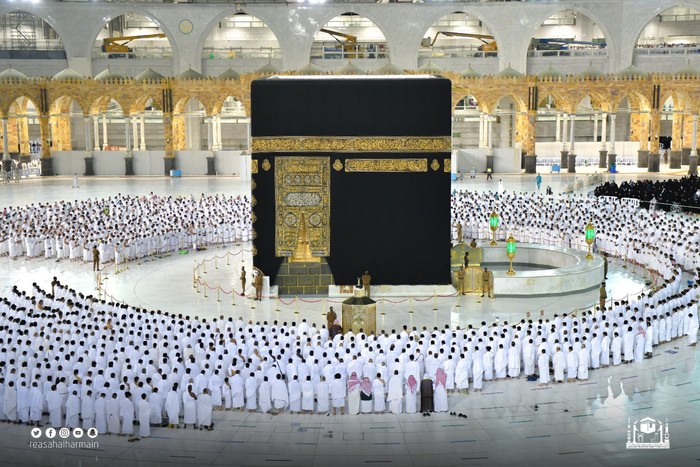 Pemerintah Arab Saudi mulai longgarkan prokes COVID-19 berupa jaga jarak. Kini jamaah di Masjidil Haram Makkah bisa melaksanakan salat dengan barisan yang rapat