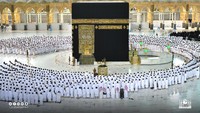 Akhirnya setelah sekitar 1,5 tahun, jamaah di Masjidil Haram Makkah dan Masjid Nabawi di Madinah bisa melaksanakan salat dengan barisan yang rapat.