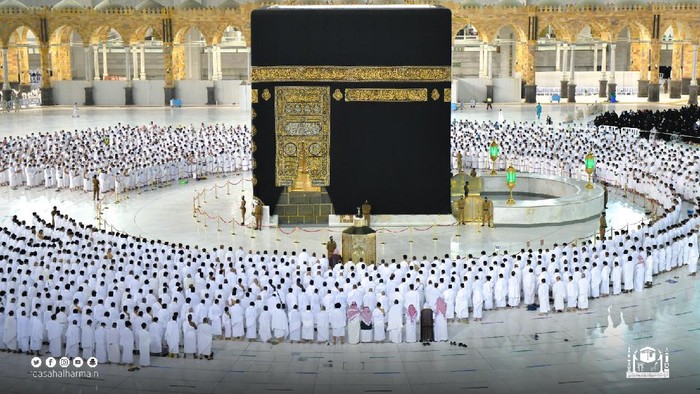 Pemerintah Arab Saudi mulai longgarkan prokes COVID-19 berupa jaga jarak. Kini jamaah di Masjidil Haram Makkah bisa melaksanakan salat dengan barisan yang rapat