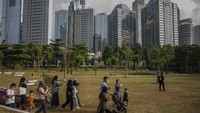 Meski begitu ada sejumlah peraturan yang diterapkan usai Hutan Kota GBK kembali dibuka, di antaranya pengunjung yang hendak masuk kawasan tersebut dibatasi hanya sebanyak 150 orang dan dibagi dalam dua sesi, yakni pagi pukul 06.00-10.00 WIB dan sore pukul 15.00-18.00 WIB.