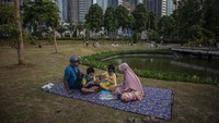 Sejumlah warga menikmati suasana Hutan Kota GBK di Kompleks Gelora Bung Karno (GBK), Senayan, Jakarta, Minggu (17/10/2021).