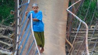Saat kejadian ini berlangsung, warga sempat memaksa untuk tetap melintasi jembatan gantung itu meski sudah rusak parah.