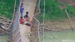 Bahaya! Jembatan Gantung di Pandeglang Ambruk