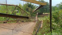 Selain kontruksi jembatan yang sudah rusak parah, di bawah jembatan gantung ini mengalir aliran Sungai Ciliman yang memiliki kedalaman dan arus yang deras.