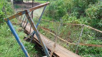 Tampak besi-besi jembatan telah keropos.
