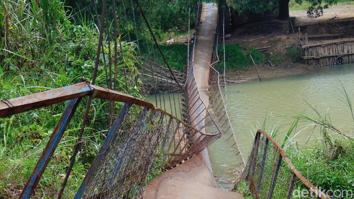 Bahaya! Jembatan Gantung di Pandeglang Ambruk Jembatan gantung penghubung dua kecamatan di Pandeglang, Banten ambruk pada Jumat (15/10/2021). Pemicunya, diduga terjadi lantaran umur jembatan yang sudah tua.