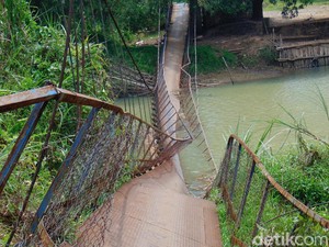 Penampakan Jembatan Gantung yang Ambruk di Pandeglang Ditutup Warga