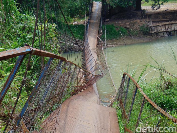 Jembatan gantung penghubung dua kecamatan di Pandeglang, Banten ambruk pada Jumat (15/10/2021). Pemicunya, diduga terjadi lantaran umur jembatan yang sudah tua.