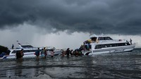 Kembali dibukanya penerbangan internasional, membuat sejumlah wisatawan asing kembali berdatangan ke Bali. Meski telah kembali diizinkan masuk ke pulau Dewata, ada sejumlah persyaratan bagi turis asing yang hendak masuk ke Bali, salah satunya wisatawan diwajibkan memiliki bukti vaksinasi dosis lengkap berbahasa Inggris minimal 14 hari sebelum keberangkatan.