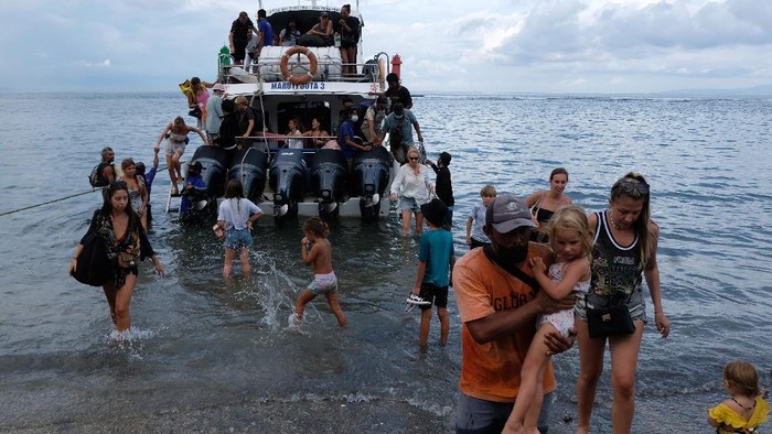 Bali kembali buka penerbangan internasional. Hal itu disambut antusias wisatawan asing yang kembali datang untuk berwisata di Pulau Dewata.