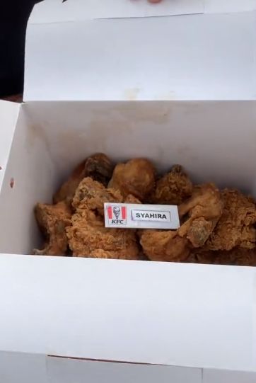 Beli Ayam KFC Bonus Nametag Pegawainya