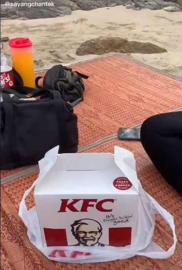Beli Ayam KFC Bonus Nametag Pegawainya