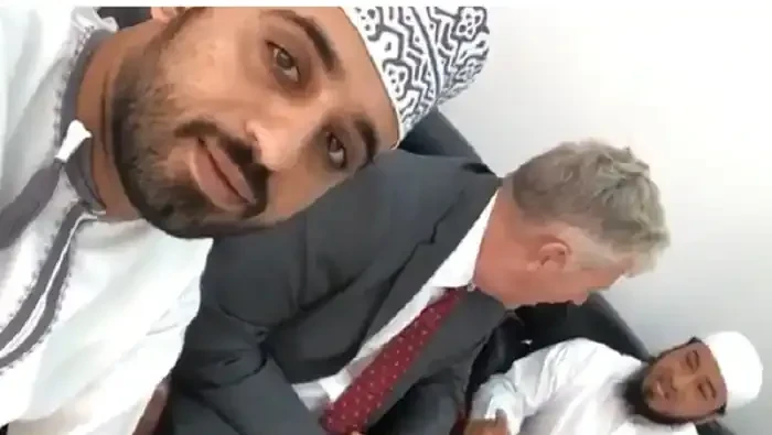 Pernikahan putri Bill Gates yang dilakukan secara Islam kembali membawa rumor lama yang sempat santer. Bill Gates disebut sudah memeluk agama Islam yang ditunjukkan dalam sebuah video viral.

Dalam video tersebut, nampak seorang pria berparas Barat dengan rambut dan perawakan mirip Bill Gates -- jika dilihat secara sekilas.

Faktanya, Bill Gates kemungkinan besar tidak berpindah agama. Sebab, sosok dalam video yang beredar itu bukanlah Bill Gates. Memang betul video itu menunjukkan seseorang sedang mualaf, tapi bukan sang pendiri Microsoft sebagaimana dikutip dari India.com.