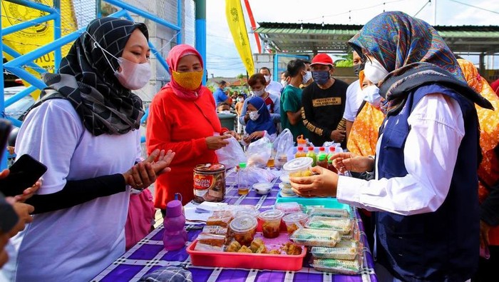 Bupati Ipuk apresiasi beragam inovasi yang menyemarakkan vaksinasi
