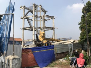 Crane Roboh Timpa Rumah di Depok Belum Dievakuasi