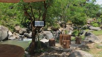 Di sini terdapat area parkir yang cukup luas, mushola yang cukup bersih, toilet, warung makan, tempat karaoke, saung dan gazebo untuk berteduh. (Azril Shiva for detikcom)