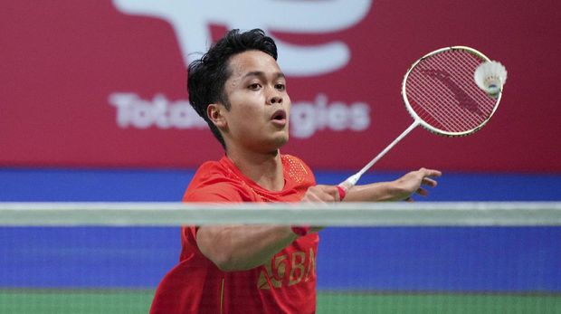 Indonesia's Anthony Sinisuka Ginting returns the shuttlecock to Denmark's Viktor Axelsen during a mens single match in the Thomas Cup mens team Badminton semifinal match between Denmark and Indonesia, in Aarhus, Denmark, Saturday Oct. 16, 2021. (Claus Fisker/Ritzau Scanpix via AP)