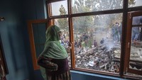 Tampak sejumlah rumah hancur akibat bentrokan.
