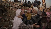 Penduduk desa menangis di dekat puing-puing sebuah rumah yang hancur dalam baku tembak di Pampore, selatan Srinagar, Kashmir yang dikuasai India, Sabtu, 16 Oktober 2021.