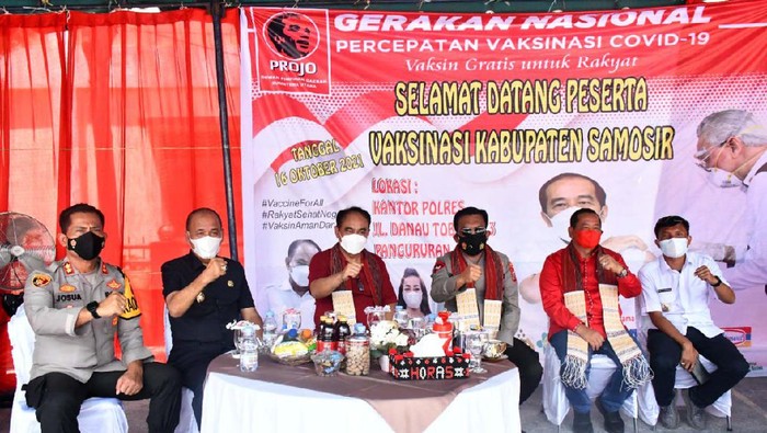 Wamendes PDTT Budi Arie Setiadi meninjau pelaksanaan vaksinasi COVID-19 di Samosir, Sumatera Utara. Ini bagian dari Gerakan Nasional Percepatan Vaksinasi COVID-19.