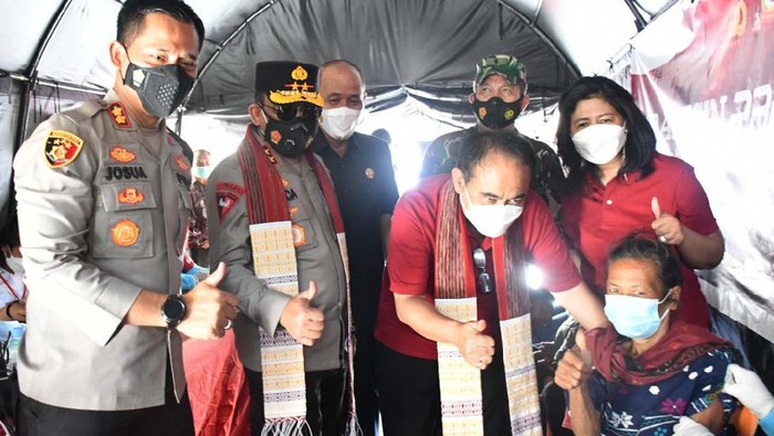 Wamendes PDTT Budi Arie Setiadi meninjau pelaksanaan vaksinasi COVID-19 di Samosir, Sumatera Utara. Ini bagian dari Gerakan Nasional Percepatan Vaksinasi COVID-19.
