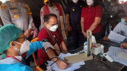 Wamendes PDTT Budi Arie Setiadi tinjau pelaksanaan vaksinasi COVID-19 di Samosir, Sumatera Utara. Ini bagian dari Gerakan Nasional Percepatan Vaksinasi COVID-19