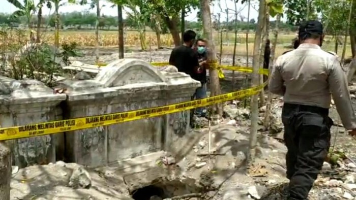 Dua makam warga keturunan Tionghoa di Desa Wotanngare, Kecamatan Kalitidu, Bojonegoro dirusak orang tak dikenal