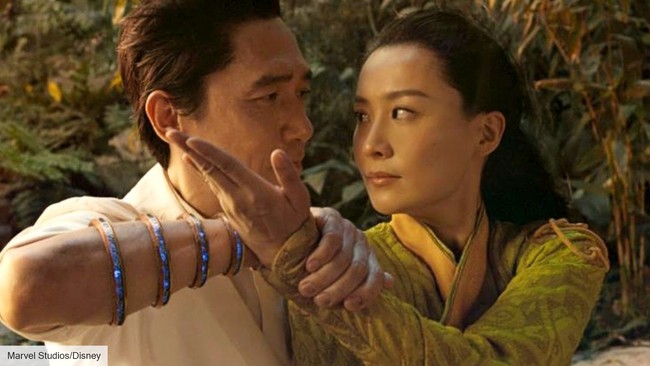 Selain sebagai penjaga desa Ta Lo, Ying Li yang diperankan Fala Chen juga dikisahkan sebagai ibu dari Shang-Chi (pemain Simu Liu). Xu Wenwu ayah Shang-Chi jatuh cinta padanya saat mereka bertarung di depan pintu masuk desa Ta Lo. Foto: Dok. Instagram