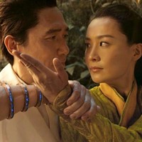 Selain sebagai penjaga desa Ta Lo, Ying Li yang diperankan Fala Chen juga dikisahkan sebagai ibu dari Shang-Chi (pemain Simu Liu). Xu Wenwu ayah Shang-Chi jatuh cinta padanya saat mereka bertarung di depan pintu masuk desa Ta Lo. Foto: Dok. Instagram