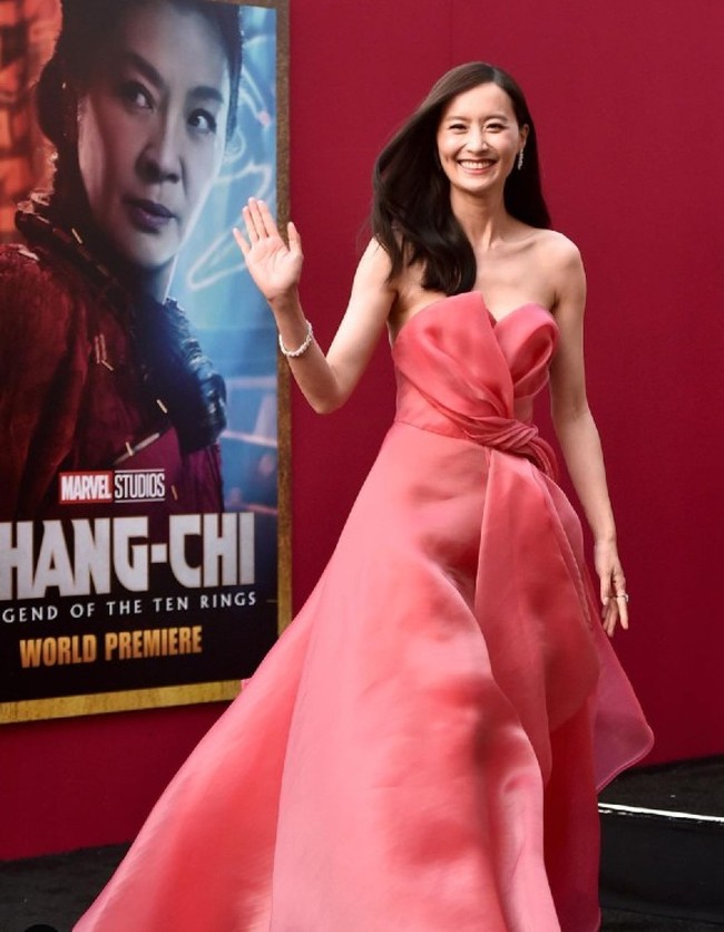 “Sebagian besar aku berlatih tai chi, yang mana itu yang menginspirasi gerakanku. Tapi di waktu yang sama aku juga berlatih kekuatan, fleksibilitas, pilates dan daya tahan tubuh,” ujar Fala Chen soal latihan yang dilakukannya untuk film Shang-Chi and the Legend of the Ten Rings Foto: Dok. Instagram